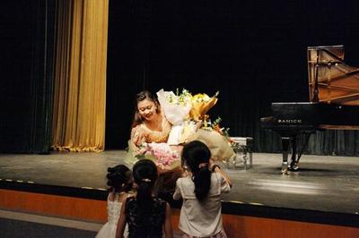 國(guó)際鋼琴家胡雪莎深圳音樂(lè)會(huì)圓滿落幕，精湛技藝展現(xiàn)大師風(fēng)采，藝術(shù)場(chǎng)館管理服務(wù)共鑄璀璨夜晚